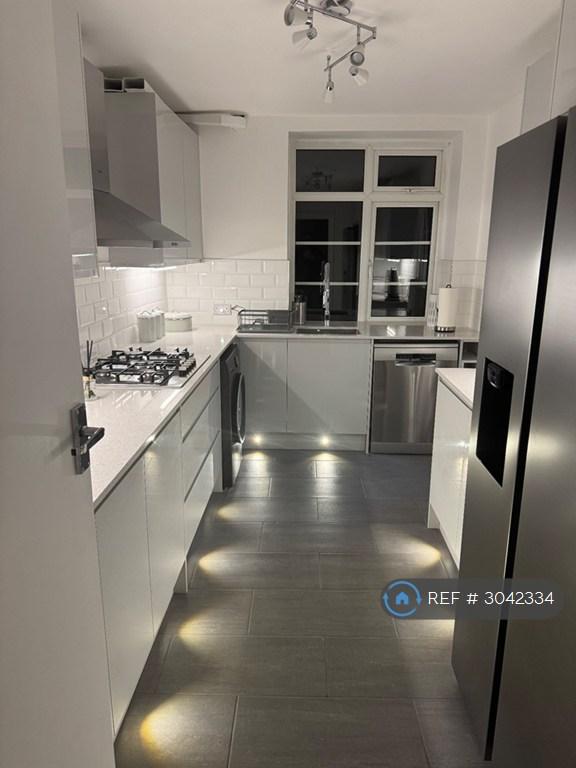 3 bedroom flat in Mount Avenue, London, W5 (3 bed) (#3042334)