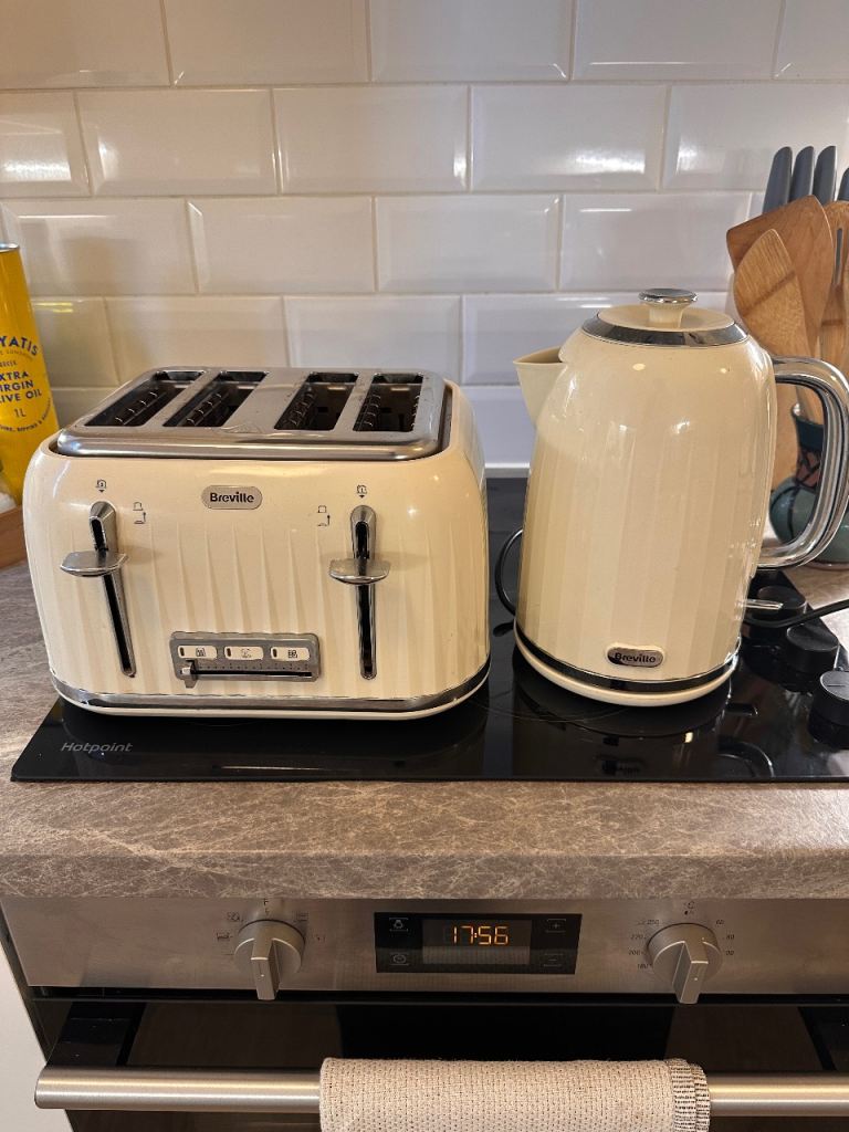 Russell Hobbs Kettle & 4-Slice Toaster Set – Cream, As Good As New