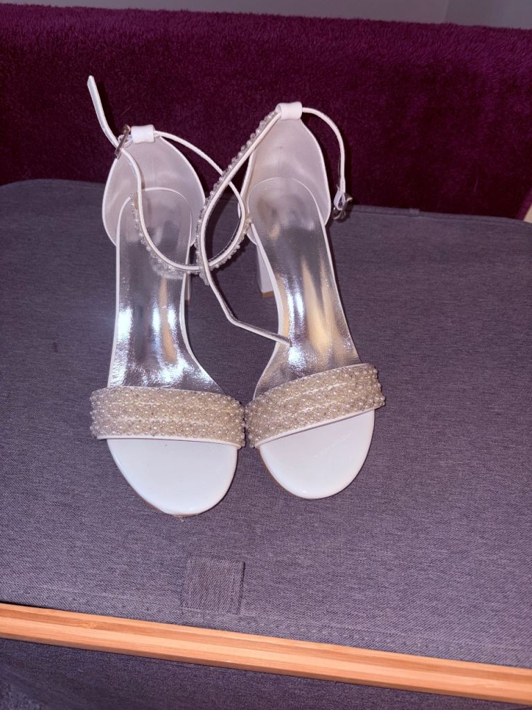 JJ’s House - New White Block Heel Sandals with Pearl Details