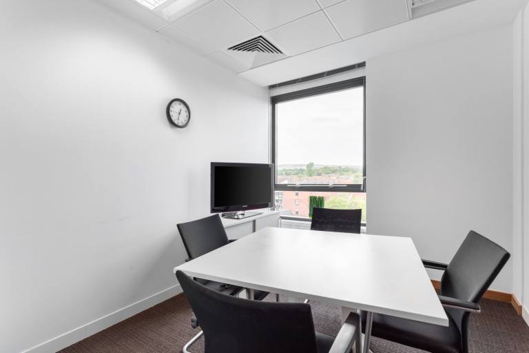 Bolton - BL1 2AX \ Office for Rent with 4 Workstations