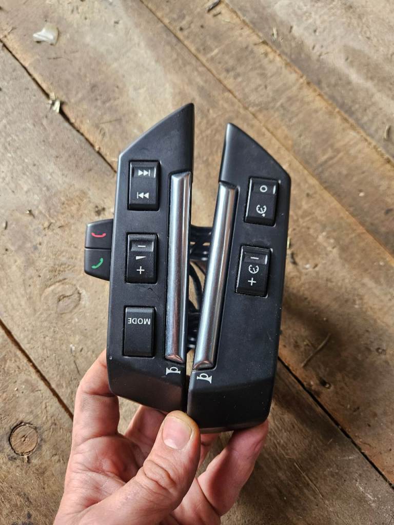 Land Rover Freelander 2 - Genuine Steering Wheel Audio & Cruise Control Switches (Pair)