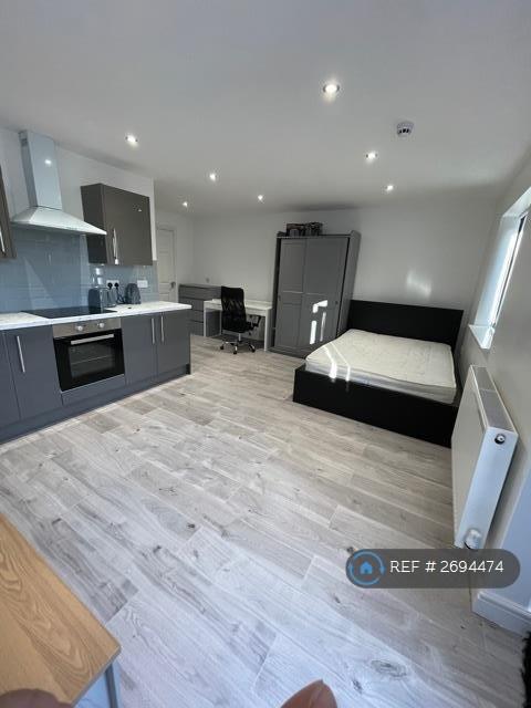 Studio flat in Barrydale Avenue, Beeston, Nottingham, NG9 (#2694474)