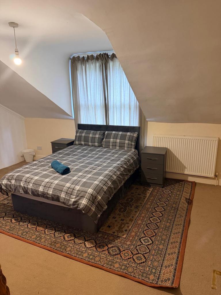 Spacious Apartment - South Croydon Station