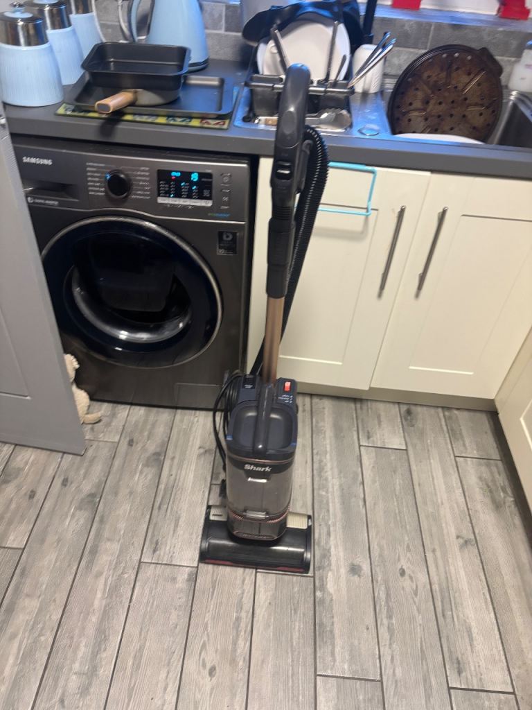 SHARK LIFT AWAY VACUUM CLEANER £30 NO OFFERS 