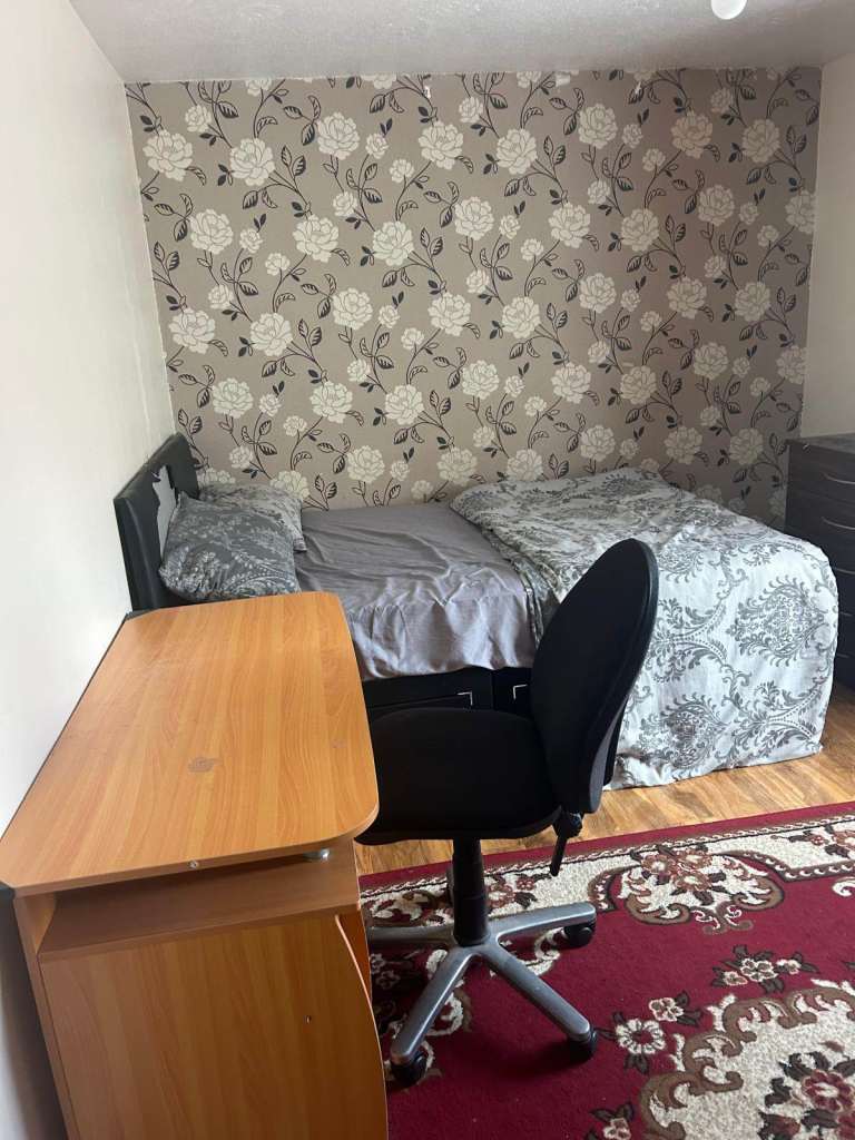 Spacious Double Room in Detached House – All Bills Included