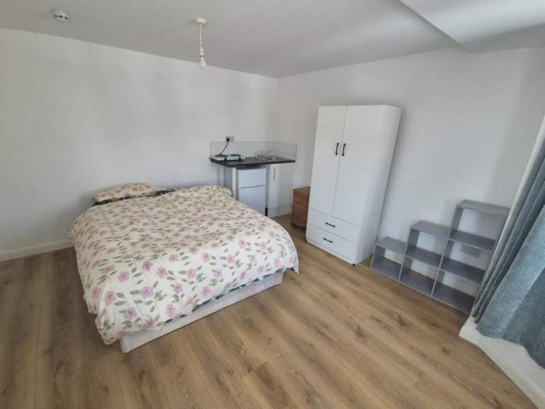 Ensuite Room Available in HA3 for Universal Credit near Byron Park, London