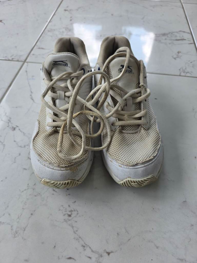 Cricket spikes boys size 7 used good condition 