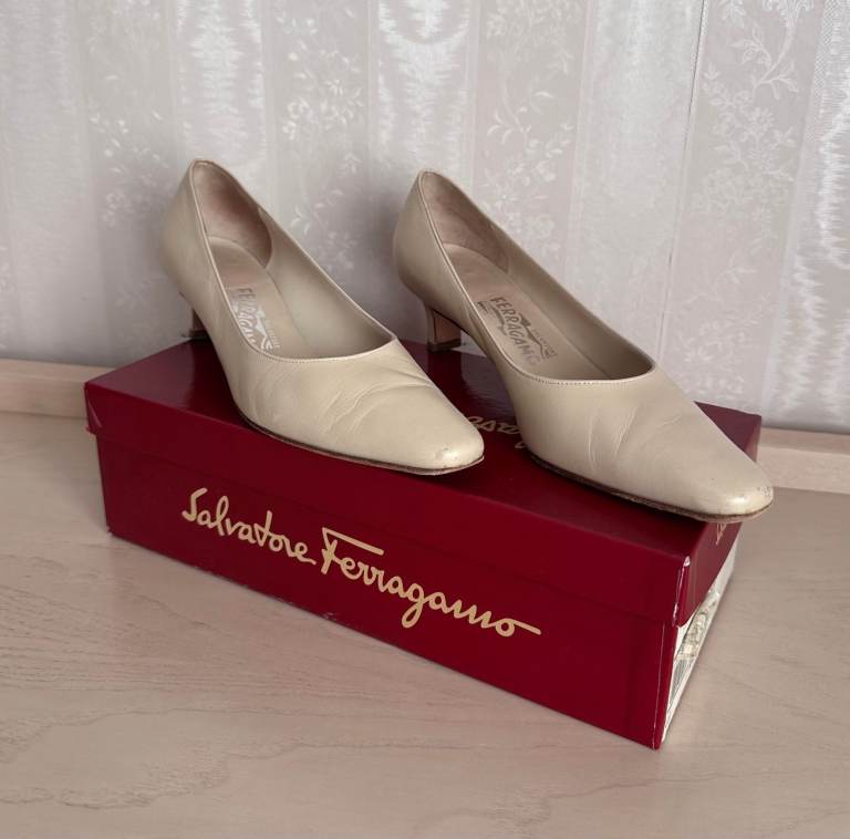Vintage Salvatore Ferragamo Cream Leather Kitten Heel Shoes: Size 5-5.5