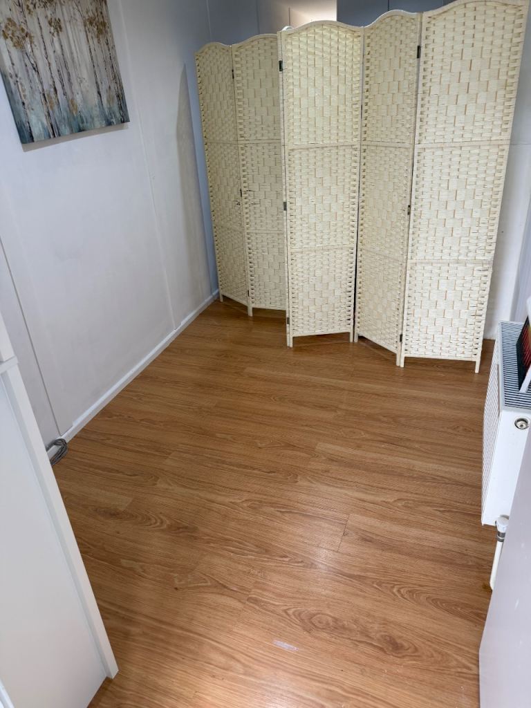 Room to rent for beauty nails hairdressing massage in prime location on high street