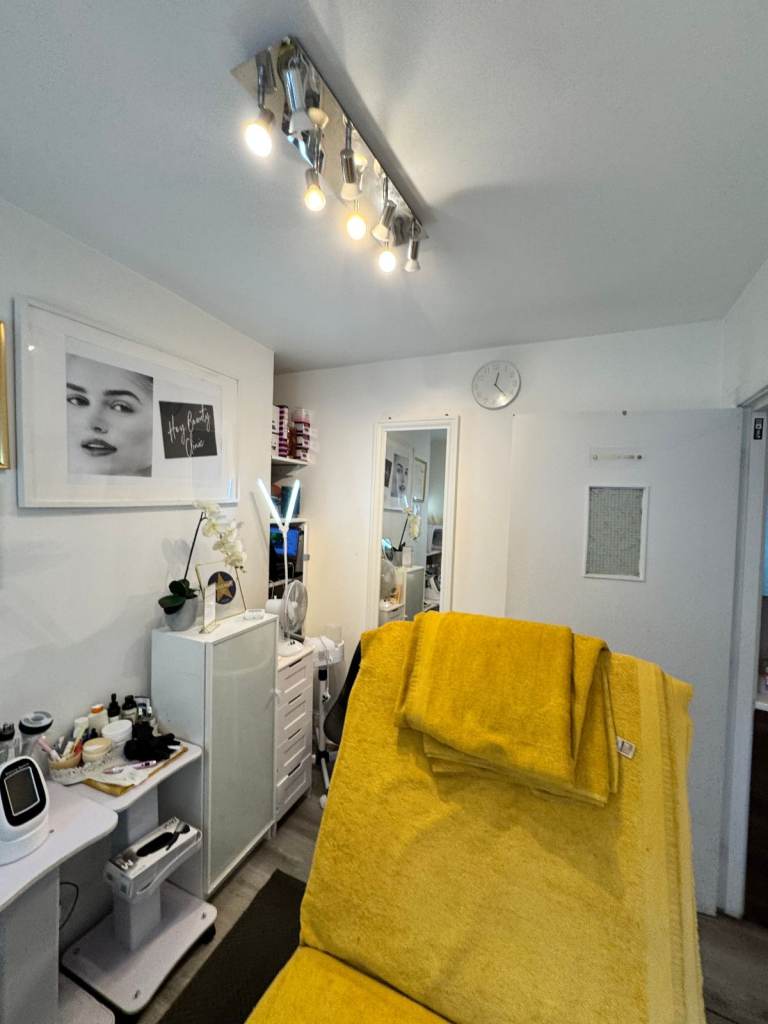 Exquisite space in Shepherds Bush for a private beauty salon or private office.