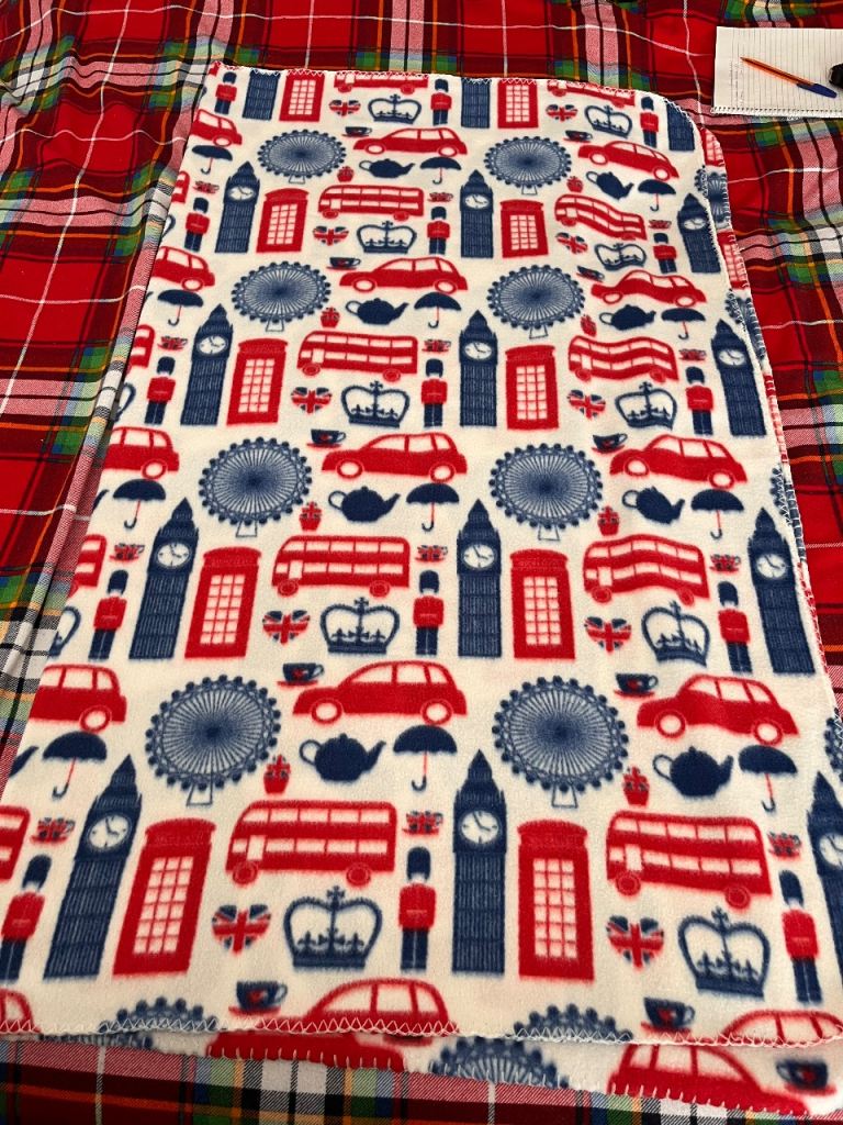 Eye-catching beautiful London icons throw