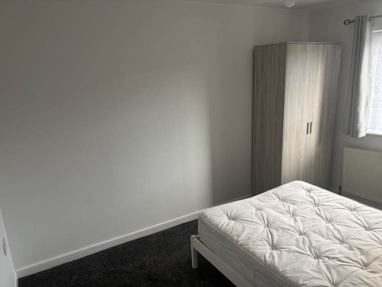 Double bed And a Box room available in willenhall 