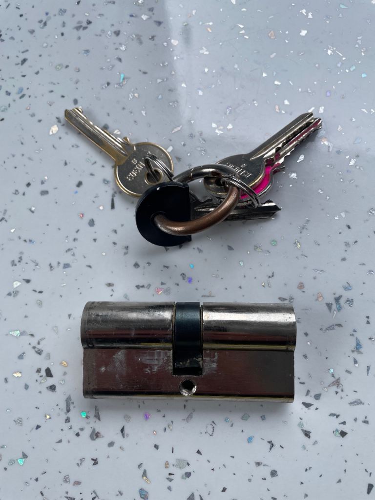 35/35 Door Lock Cylinder with 5 Keys – Good Working Condition