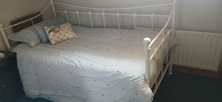 Cream Metal Day Bed Frame – Good Condition