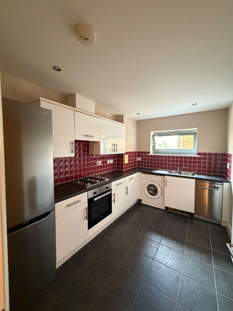 Spacious 1 bedroom flat with separate kitchen, Central Maidstone, ME16