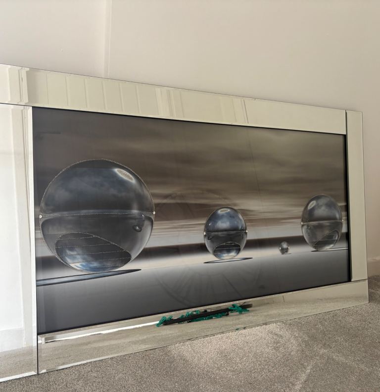 Mirrored sphere picture