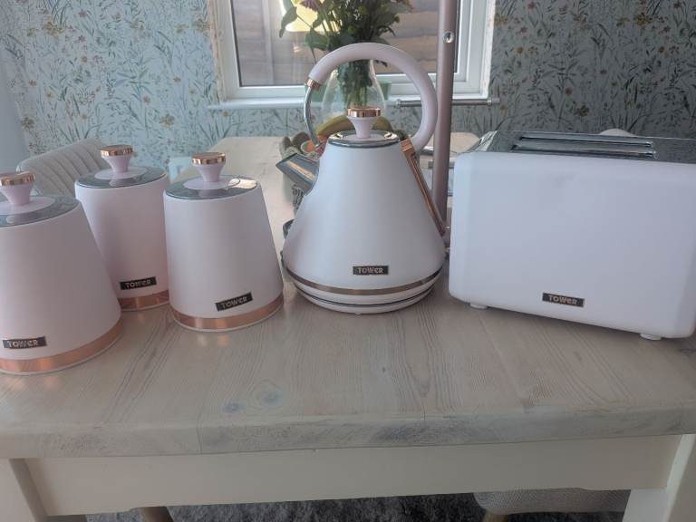 TOWER– Pink Kettle, Toaster  & Tea, Sugar & coffee canisters