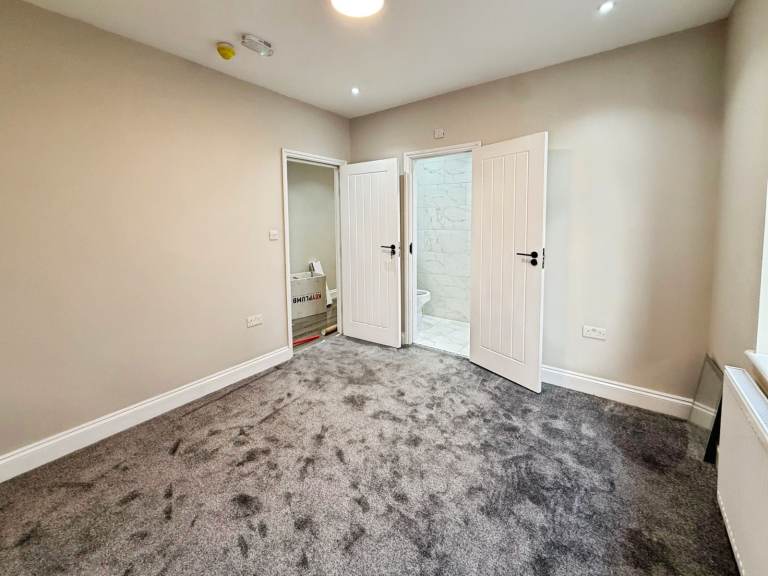 8 BEDROOM BUNGALOW TO RENT 