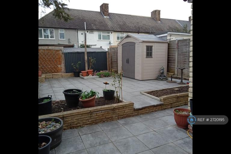 3 bedroom house in Harrold Road, Dagenham, RM8 (3 bed) (#2720195)