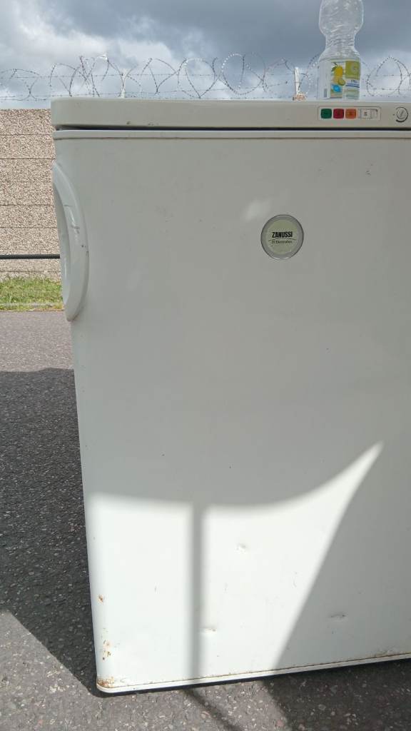 FREE DELIVERY ZANUSSI UNDER COUNTER FROST FREE FREEZER ABSOLUTE BARGAIN £35 