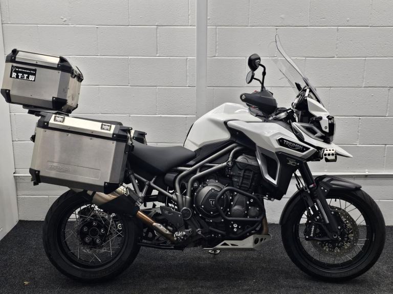 TRIUMPH TIGER EXPLORER XCA ** FULL LUGGAGE - HEATED SEATS - MARCH 27 MOT **