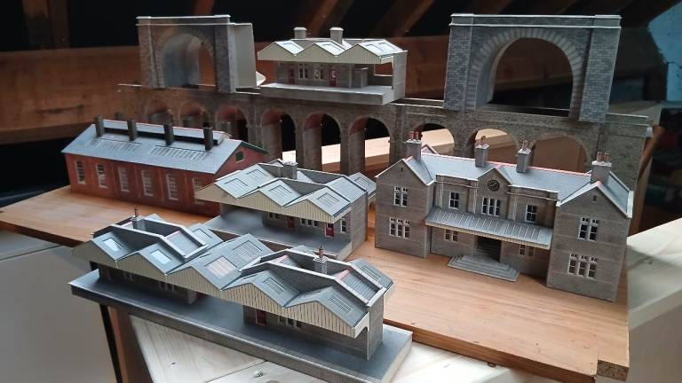 Lots of model railway H0 00 gauge buildings - collection