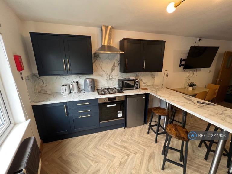 5 bedroom flat in County Road, Ormskirk, L39 (5 bed) (#2714903)