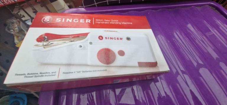 Singer stitch sew hand held mending machine 