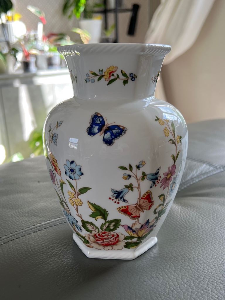 Aynsley Cottage Garden Vintage Hexagonal Vase Perfect Condition 7,25 inch