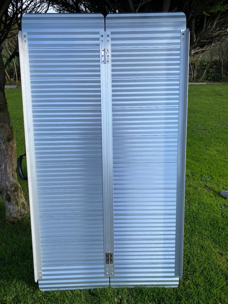 Folding aluminium loading ramp