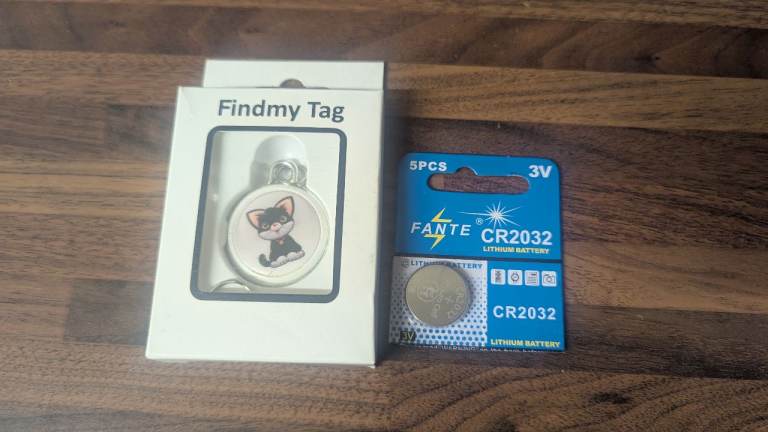 Cat tracker with battery 