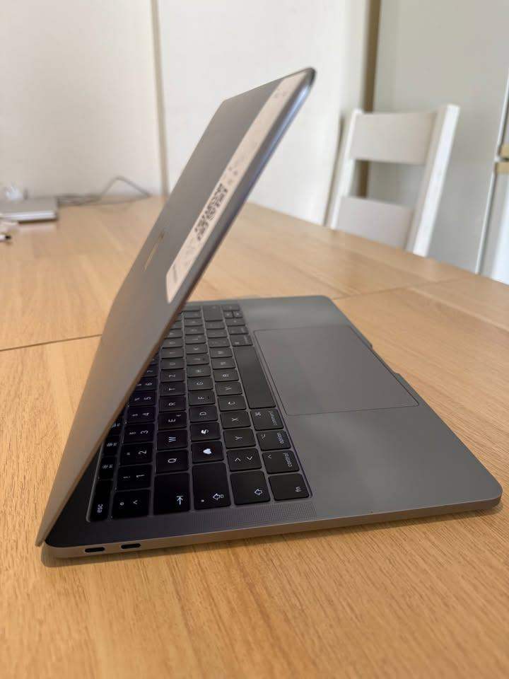Apple MacBook Pro 2017 model good condition I5 16GB and 256 GB