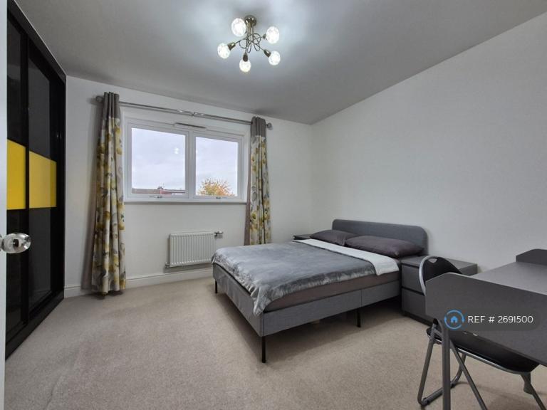 4 bedroom house in Hounslow, Hounslow, TW5 (4 bed) (#2691500)