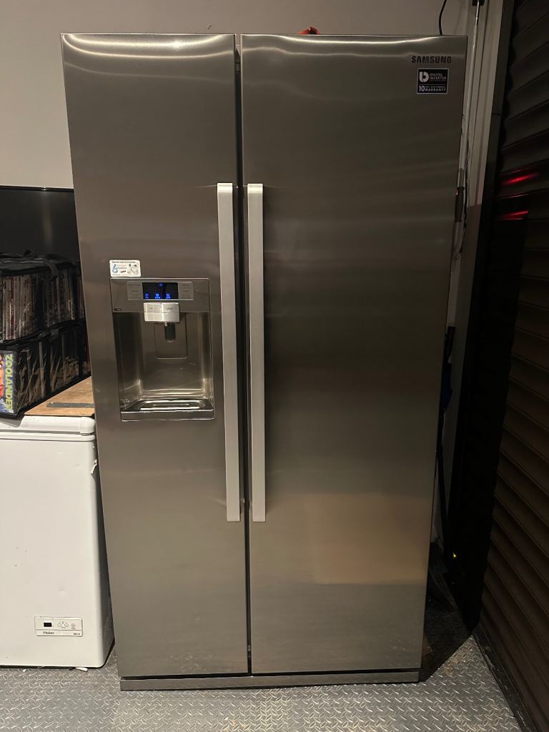 Samsung American Fridge Freezer with water/ice dispenser