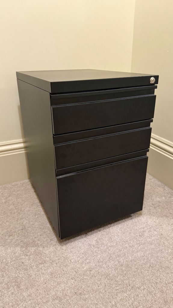 Black 3-Drawer Metal Filing Cabinet – Lockable, Great Condition – Pedestal Style