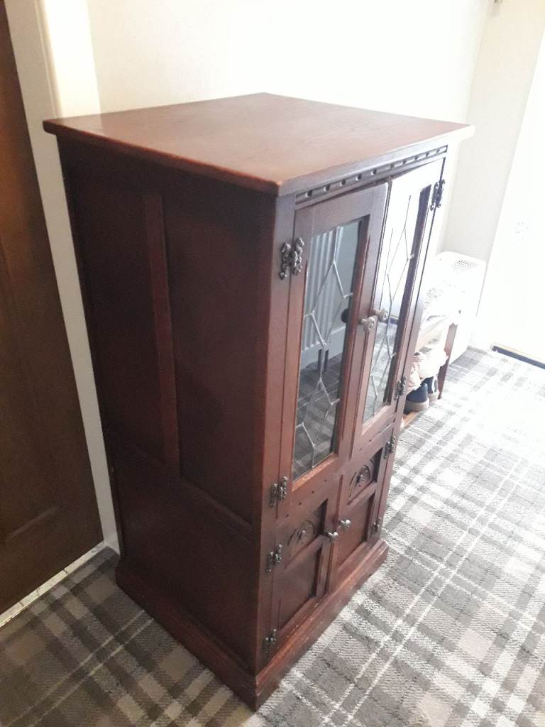 OLD CHARM TUDOR BROWN CABINET WITH 2 LEADED GLASS DOORS