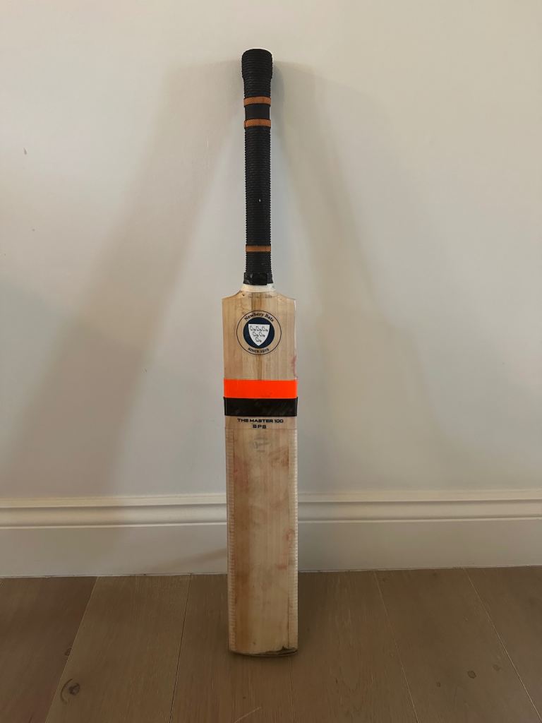 Newberry cricket bat (Master 100)