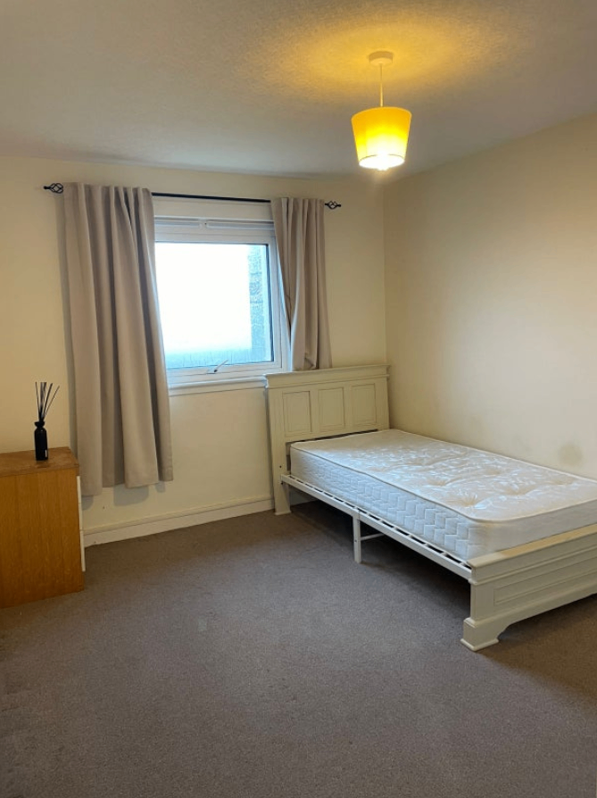 Private room for rent (private parking , bills in)