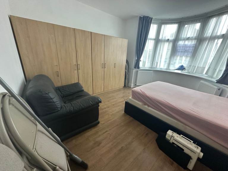 3/4 BEDROOM HOUSE PARTLY FURNISHED WITH GARDEN IN KENTON FOR RENT 