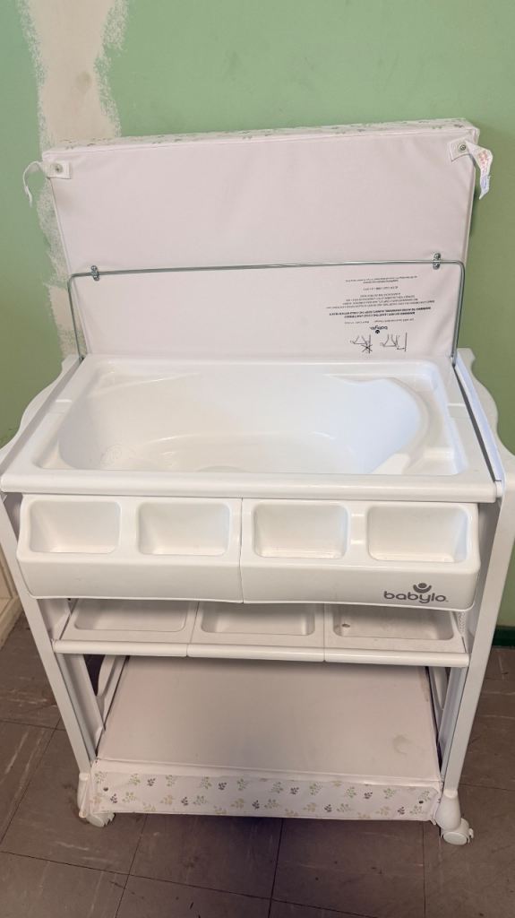 Babysilo Baby Changing Table with Bath – Good Condition