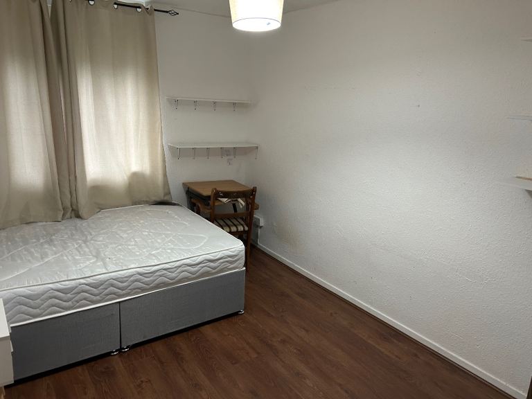 Large size bedroom to rent (£490) going ASAP 