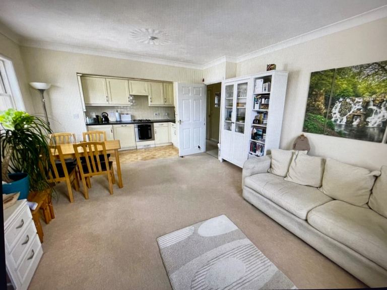 Spacious 2 bed flat in Plymstock 