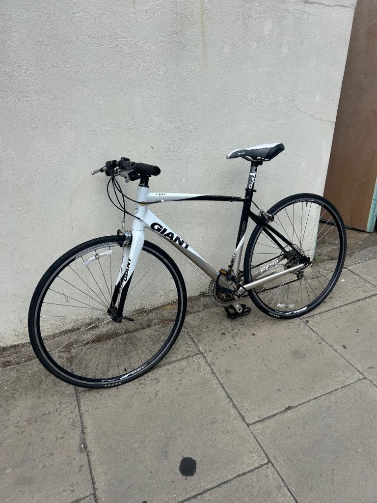 Giant road bike carbon fibre 