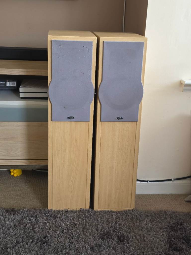 speaker system with Yamaha amp and cables