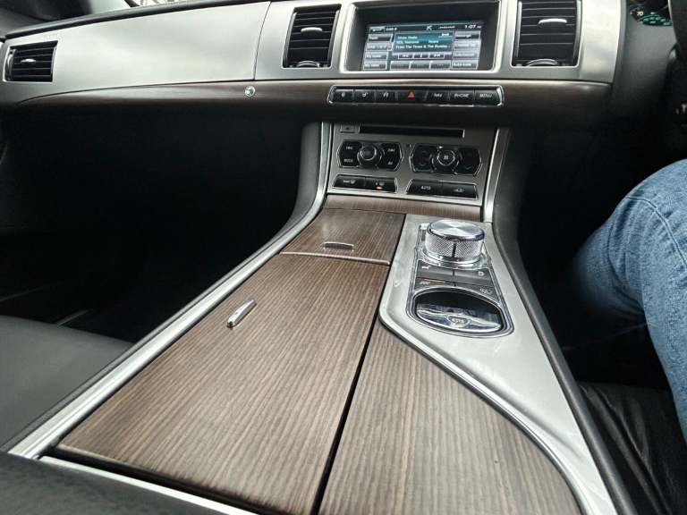 JAGUAR XF 3.0 d V6 240*LUXURY*ONLY73K-Xenons-Nav-BT&amp;Dab-LTHR**Stunning Example