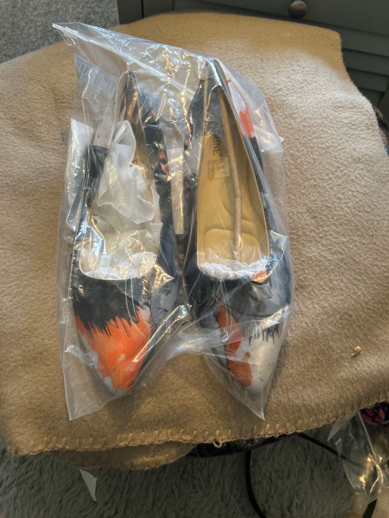 Ladies flat shoes size 8