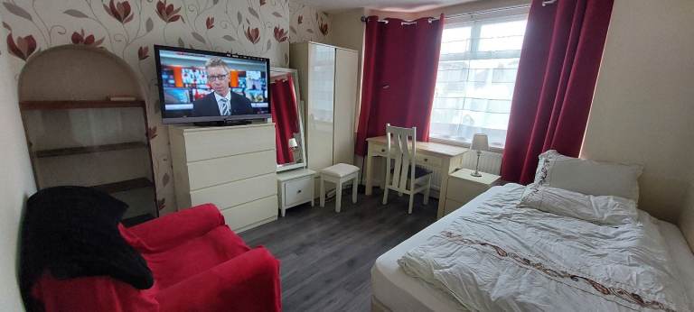 Stunning double bedroom for rent near Cowley police station 