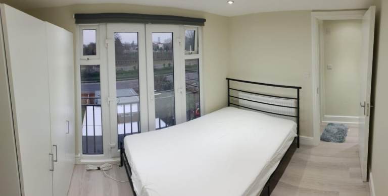 Luxurious double room move in now Leyton Stratford all bills central line 