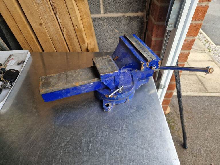 Swivel bench vice. Jaw width 15 cm. Opening approximately 16 cm. Weight 10 kg.
