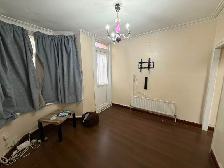 Beautiful 2 Bedroom with two reception house available to let at Saint Johns Road Barking, IG11   